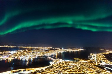İnanılmaz Kuzey ışıkları Aurora Borealis etkinlik Tromso kasaba Kuzey Norveç'te yukarıda