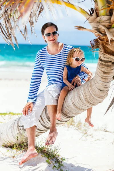 Vader Dochter Zittend Palmboom Genieten Van Strandvakantie — Stockfoto