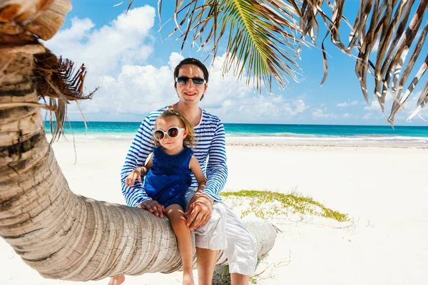 Padre Hija Sentados Palmera Disfrutando Vacaciones Playa —  Fotos de Stock