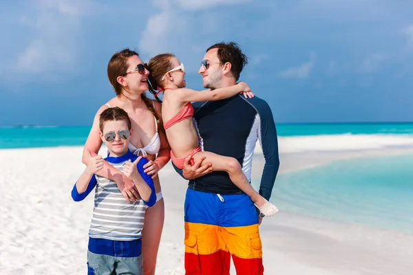 夏の休暇中にビーチで幸せな美しい家族 — ストック写真