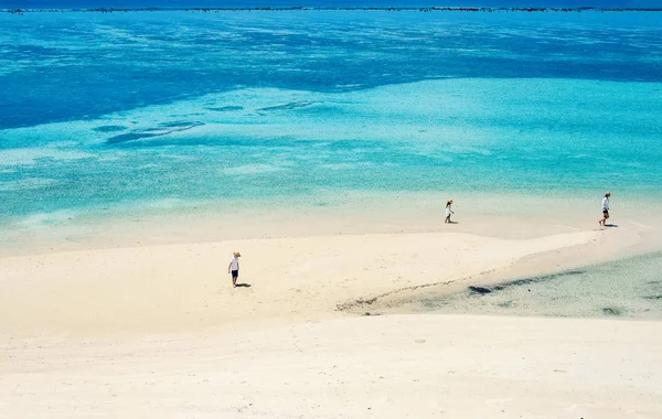 Vista Aérea Uma Costa Tropical Com Mãe Filhos Desfrutando Férias — Fotografia de Stock