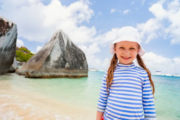 Urocza Dziewczynka Plaży Podczas Wakacji — Zdjęcie stockowe