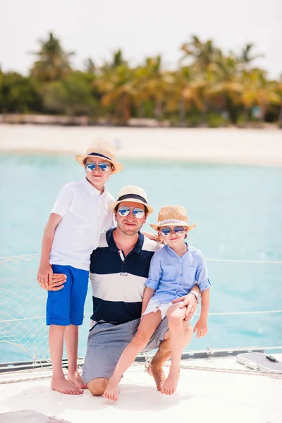 Feliz Padre Sus Adorables Hijos Aire Libre Navegando Yate Catamarán — Foto de Stock