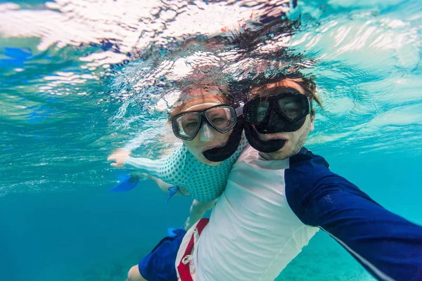熱帯の海でシュノーケ リングを若いカップルの水中写真 — ストック写真