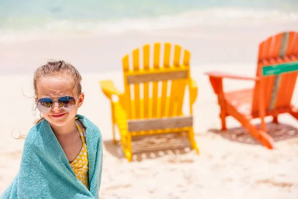 Sevimli Küçük Kızın Rahatlatıcı Renkli Ahşap Sandalye Beach Karayipler Tatil — Stok fotoğraf