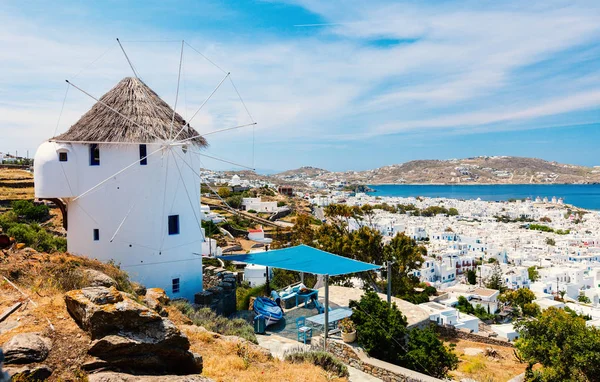 Biały Grecki Wiatrak Widokiem Tradycyjną Wioskę Wyspie Mykonos Grecja Europa — Zdjęcie stockowe