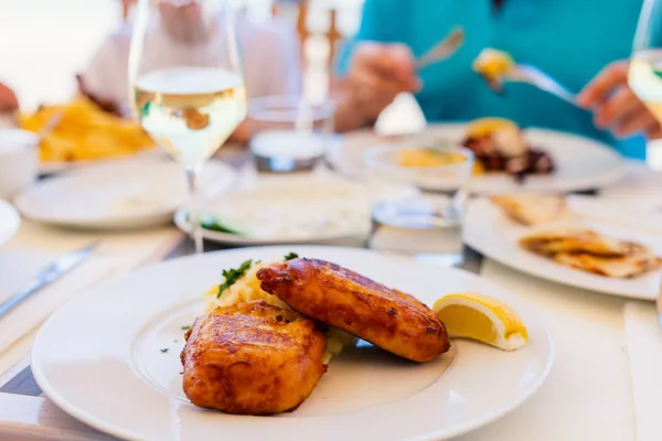 Zblízka Tradiční Smažené Bílé Ryby Podávané Obědu Večeři Venkovní Restauraci — Stock fotografie
