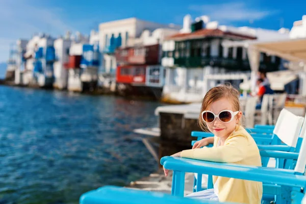 Menina Bonito Little Venice Área Turística Popular Ilha Mykonos Grécia — Fotografia de Stock