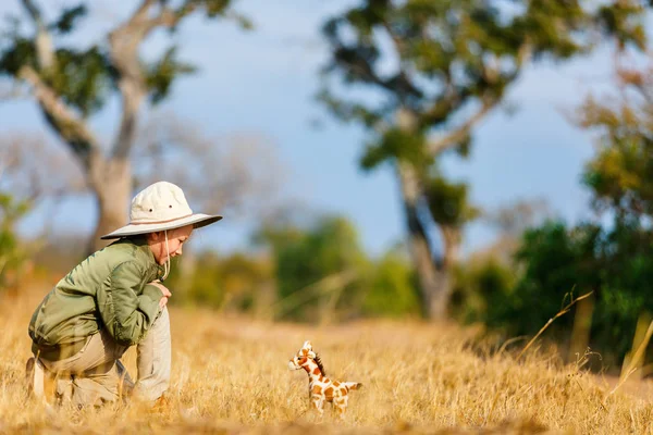 Entzückendes Kleines Mädchen Auf Südafrika Safari Mit Giraffenspielzeug — Stockfoto