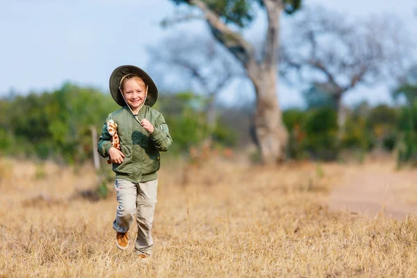 Adorable Niña Sudáfrica Safari Con Jirafa Juguete — Foto de Stock
