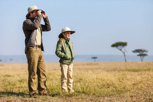 Rodzina Ojca Dziecka Afrykańskich Wakacjach Safari Cieszących Się Widokiem Krzaki — Zdjęcie stockowe