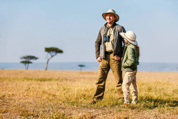 Baba Çocuğun Ailesi Afrika Safari Tatilinde Çalı Manzaranın Tadını Çıkarıyor — Stok fotoğraf