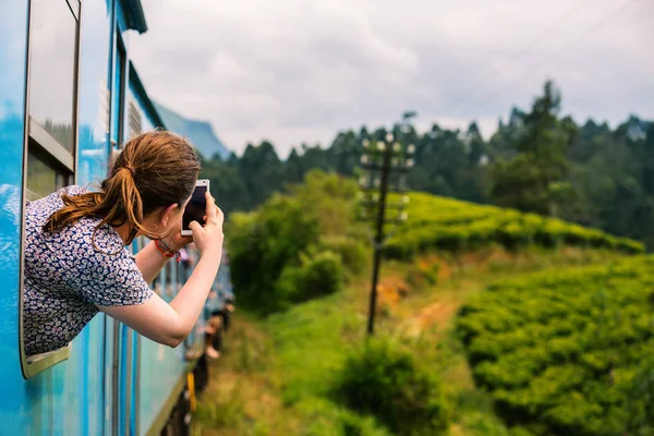 Mujer Joven Disfrutando Del Viaje Tren Ella Kandy Entre Plantaciones — Foto de Stock