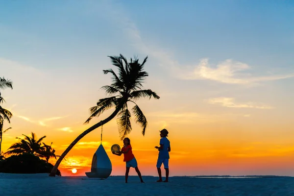 Silhouetten Van Twee Kinderen Aan Het Tropische Strand Bij Zonsondergang — Stockfoto