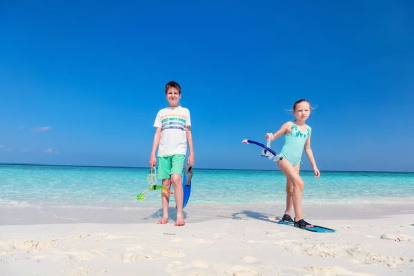 Enfants Avec Équipement Plongée Avec Tuba Sur Plage Tropicale Amuser — Photo