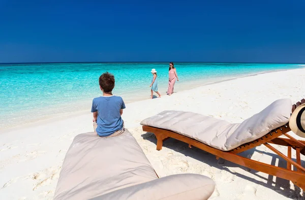 Family Mother Kids Enjoying Tropical Beach Vacation — Stock Photo, Image