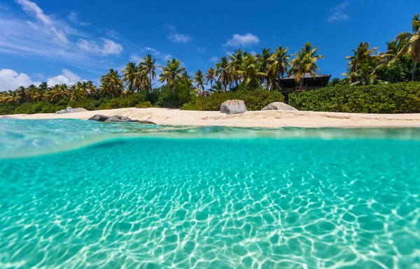 Belle Plage Tropicale Avec Sable Blanc Eau Mer Turquoise Ciel — Photo