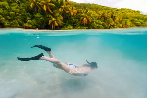 Genç Kadının Caribbean Turkuaz Denizi Şnorkelle Yüzme Fotoğrafını Bölme — Stok fotoğraf