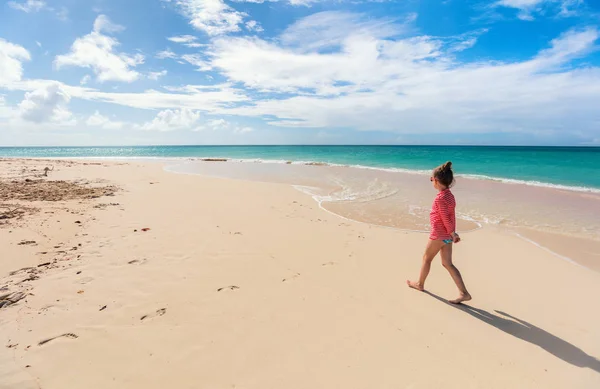 Liebenswertes Kleines Mädchen Strand Während Der Sommerferien — Stockfoto
