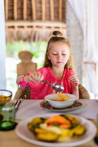 Rozkošná Holčička Jíst Cereálie Mlékem Snídani Restauraci Nebo Doma — Stock fotografie