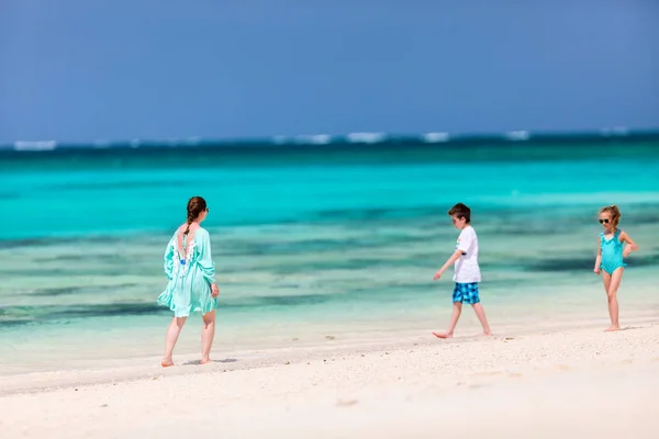 Mãe Crianças Desfrutando Férias Praia Tropical — Fotografia de Stock