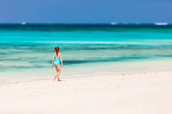 Αξιολάτρευτο Κοριτσάκι Στην Παραλία Κατά Διάρκεια Των Καλοκαιρινών Διακοπών — Φωτογραφία Αρχείου