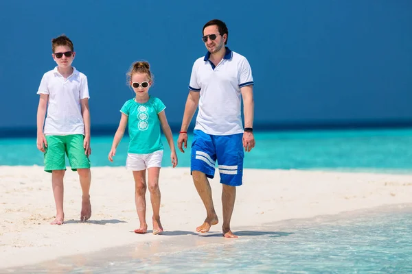 父亲和孩子们在热带岛屿享受夏季海滩度假 — 图库照片