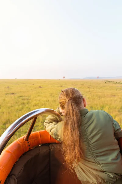 Menina Desfrutando Voo Manhã Cedo Balão Quente Parque Nacional Masai — Fotografia de Stock