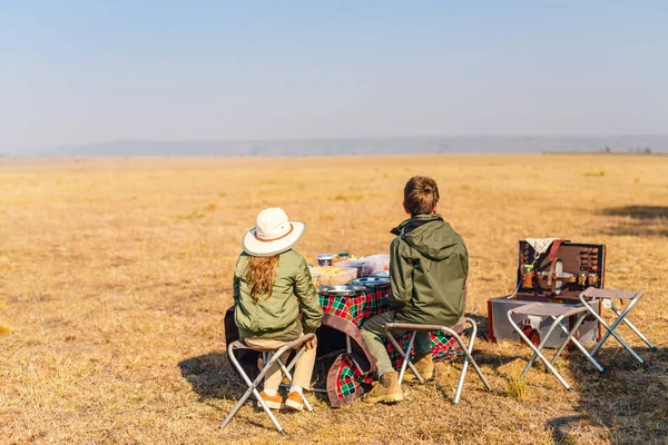 Achteraanzicht Van Kinderen Afrikaanse Safari Vakantie Genieten Van Bush Ontbijt — Stockfoto