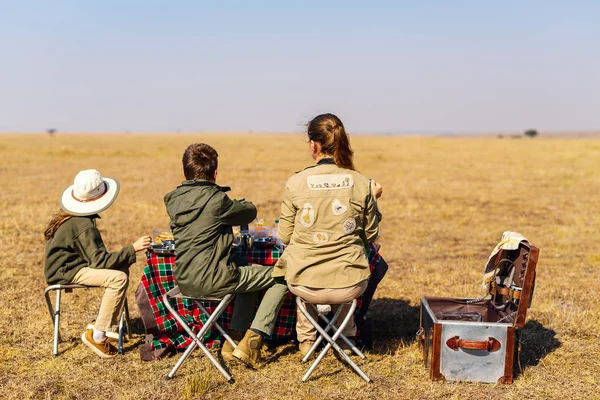 Tillbaka Visa Familj Mor Och Barn Afrikansk Safari Semester Njuter — Stockfoto