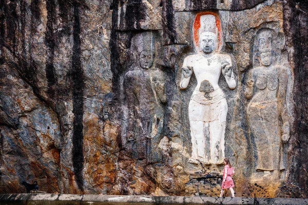 Kvinnlig Turist Besöker Buduruwagala Tempel Med Välbevarade Sniderier Väggen Wellawaya — Stockfoto