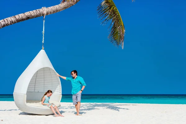 Vater Und Seine Entzückende Kleine Tochter Strand Genießen Tropischen Urlaub — Stockfoto