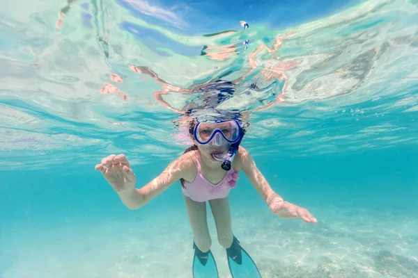 Υποβρύχια Φωτογραφία Ενός Μικρού Κοριτσιού Κολύμπι Τροπικό Ωκεανό — Φωτογραφία Αρχείου