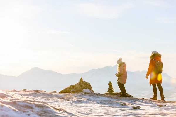 Schöne Familie Aus Mutter Und Tochter Genießt Den Verschneiten Wintertag — Stockfoto