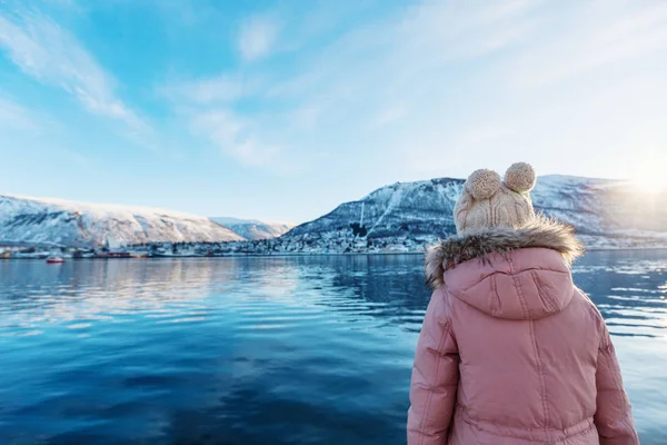 Visão Traseira Menina Desfrutando Dia Inverno Nevado Livre Norte Noruega — Fotografia de Stock