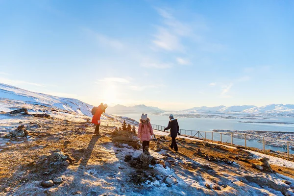 Vackra Familj Mor Och Barn Har Trevlig Tid Snöig Vinterdag — Stockfoto