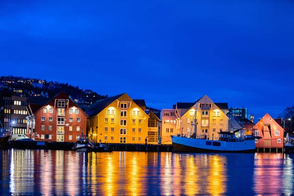 Güzel Şehir Tromso Kuzey Norveç Alacakaranlıkta Alacakaranlıkta — Stok fotoğraf