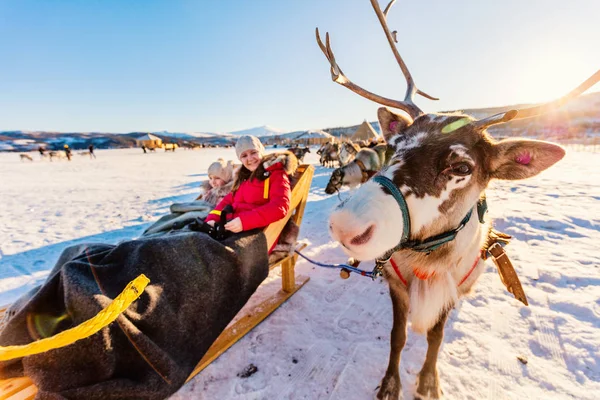 Famiglia Madre Figlia Safari Delle Renne Nella Soleggiata Giornata Invernale — Foto Stock