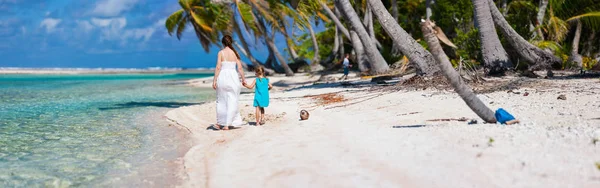 Mutter Und Tochter Einsamen Tropischen Strand — Stockfoto