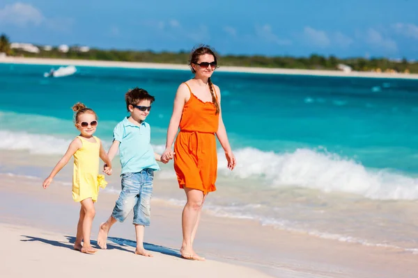 Mãe Filhos Férias Caribe Caminhando Longo Uma Praia — Fotografia de Stock