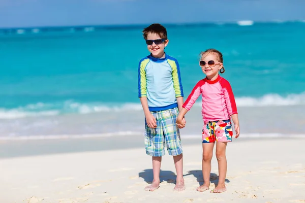 Broer Zus Genieten Van Tijd Tropisch Strand — Stockfoto