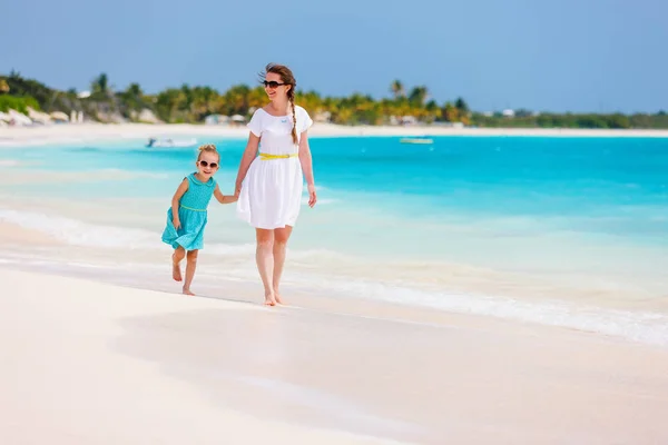 Anne Kızı Bir Tropik Sahil Boyunca Yürüyüş — Stok fotoğraf