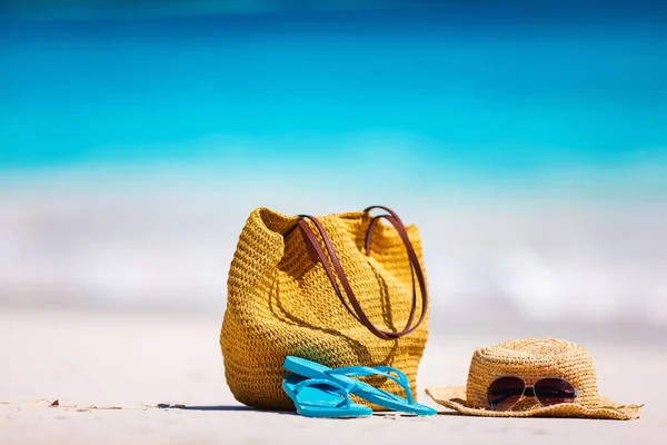 Sombrero Paja Bolso Gafas Sol Chanclas Una Playa Tropical — Foto de Stock