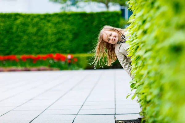 Verspieltes Kleines Mädchen Versteckt Sich Hinter Grüner Lebender Mauer — Stockfoto