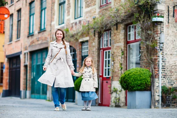 Mère Petite Fille Extérieur Dans Ville Européenne — Photo