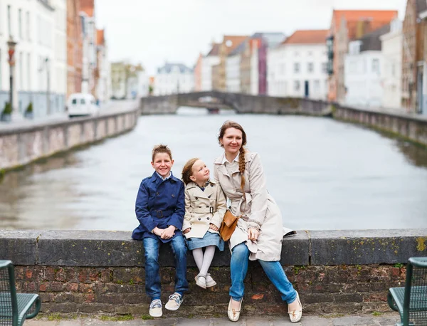 Moeder Haar Kinderen Buitenshuis Europese Stad — Stockfoto