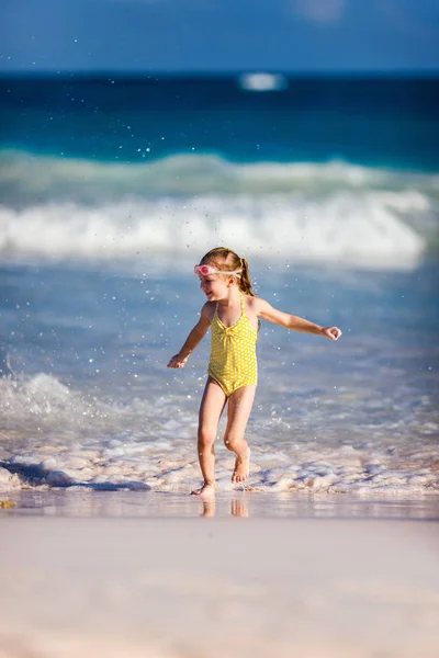 Słodkie Dziewczynki Tropikalnej Plaży Podczas Letnich Wakacji — Zdjęcie stockowe
