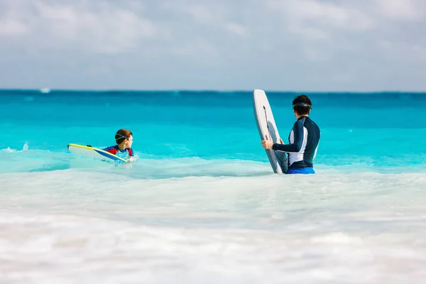 Vader Zoon Oceaan Met Boogie Boards Wachten Een Wave — Stockfoto