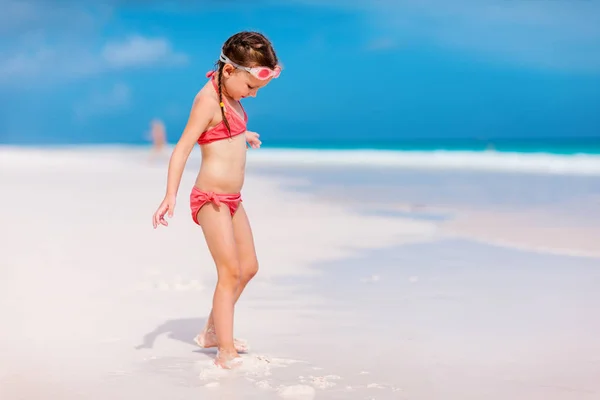 Menina Bonito Praia Tropical Durante Férias Verão — Fotografia de Stock