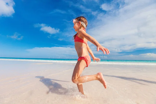 Menina Bonito Praia Tropical Durante Férias Verão — Fotografia de Stock